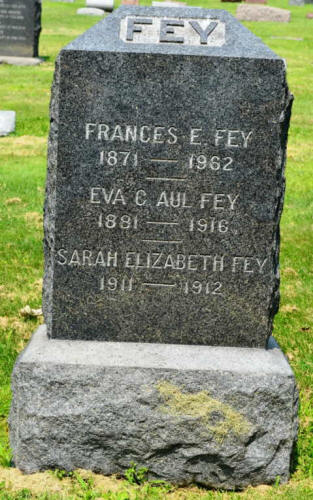 Grave of Eva C Aul fey and family